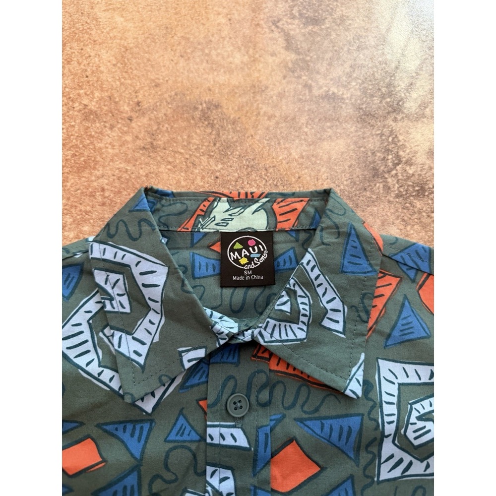 Boys' Maui & Sons Short Sleeve Button-Up Geometric Shark Print Size Small NWT - Picture 6 of 7